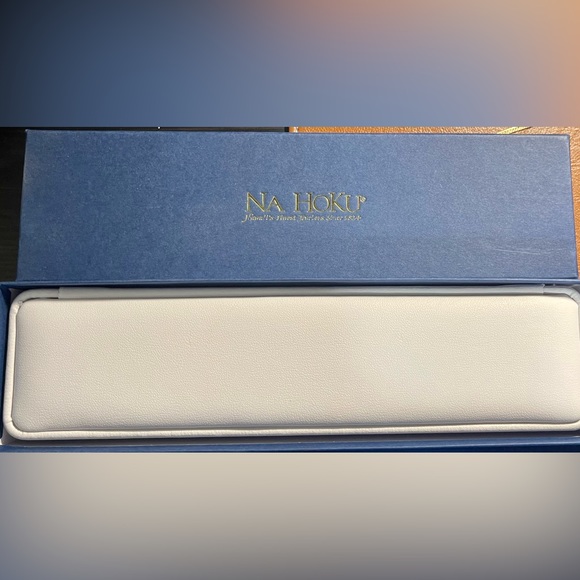 NA HOKU Hawaii’s Finest Jewelry - Hawaiian Slipper Bracelet (14K Yellow Gold) - Picture 3 of 7